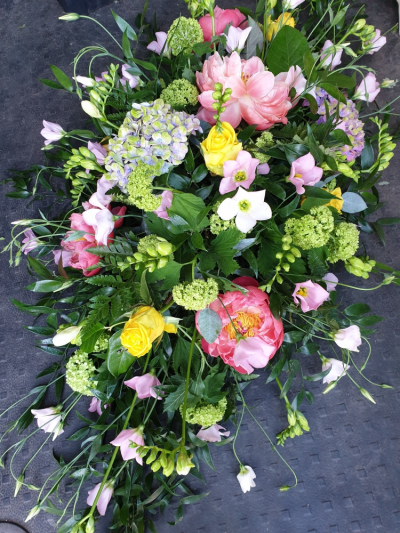 Pretty single ended spray - Blossom Flowers Chorlton Ltd - Same day flowers Chorlton, Manchester - T:0161 881 4